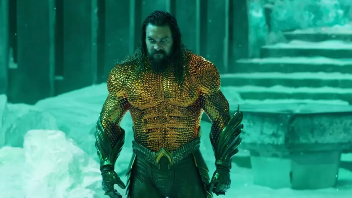 Костюм из золотых чешуек, человек в ботинках и перчатках