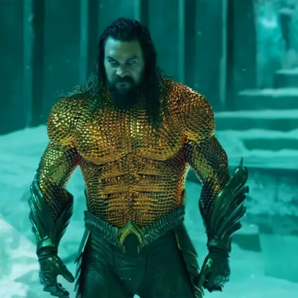 Костюм из золотых чешуек, человек в ботинках и перчатках