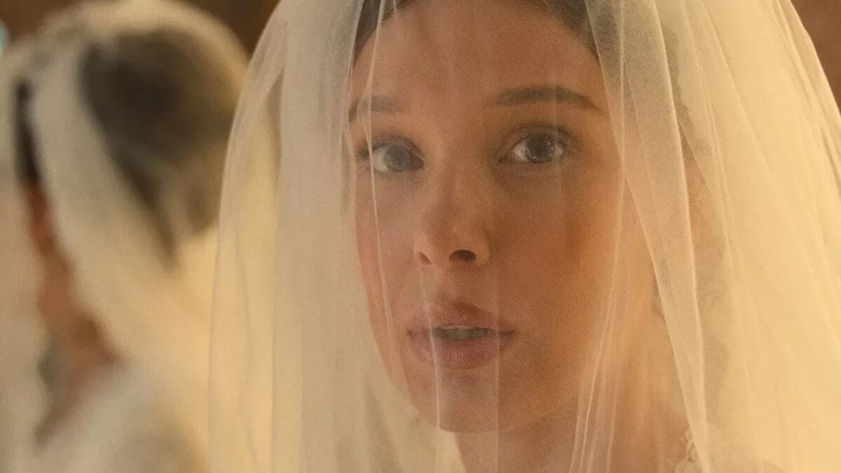 Женщина в свадебной вуали и с макияжем Энола Холмс 3