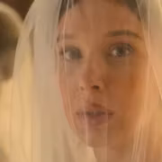 Женщина в свадебной вуали и с макияжем Энола Холмс 3