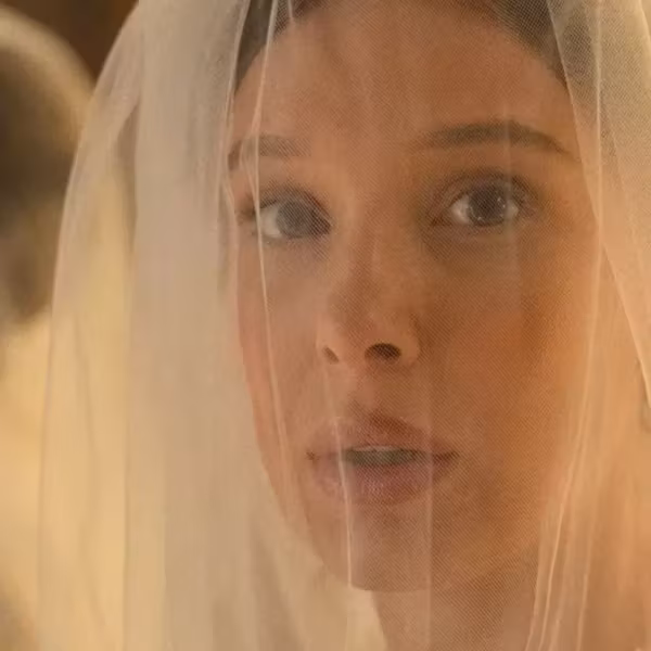 Женщина в свадебной вуали и с макияжем Энола Холмс 3