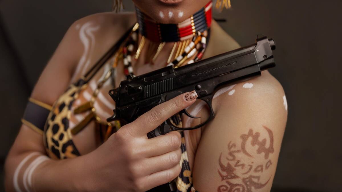 Женщина с бровями татуировками и татуировками на руке Панель от статьи