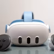 VR-шлем Meta Quest 3 с двумя контроллерами