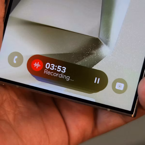 Смартфон Samsung Galaxy Note с запущенной записью голоса