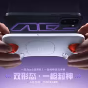 Игровой контроллер OnePlus Ace 6 Ultra с двумя джойстиками и черно-белым дизайном