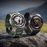 Две смарт-часы OnePlus Watch 4 на каменистой поверхности