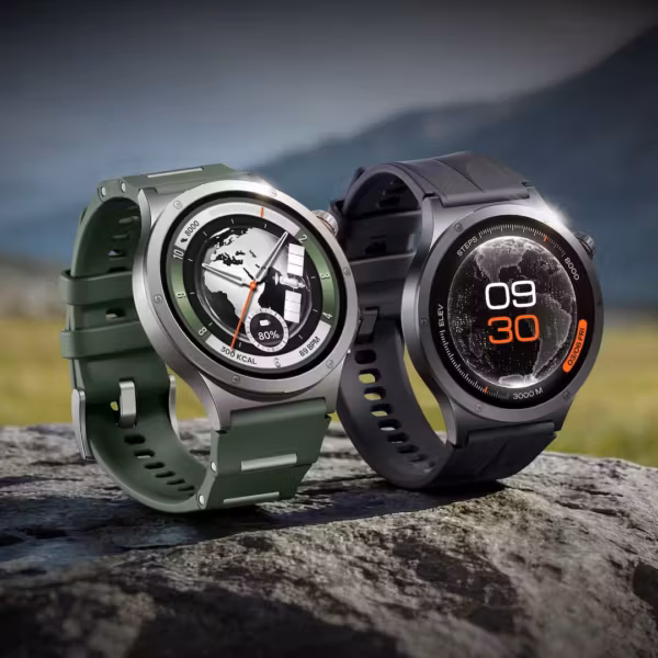 Две смарт-часы OnePlus Watch 4 на каменистой поверхности