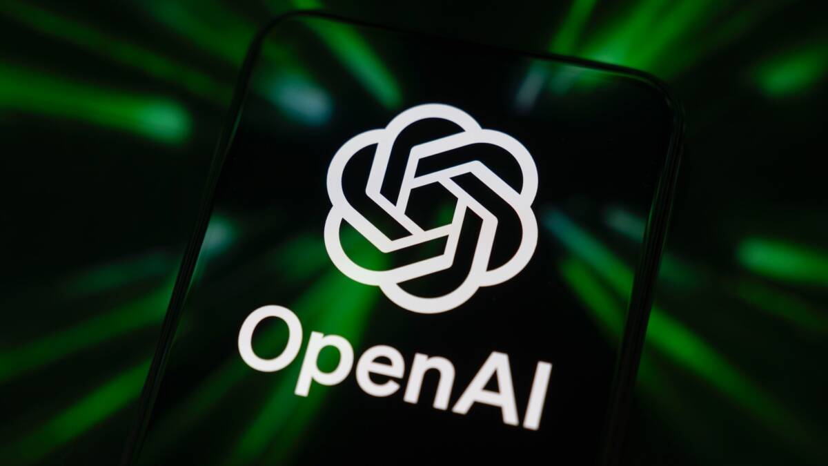 Логотип OpenAI на мобильном телефоне с зеленым отражением