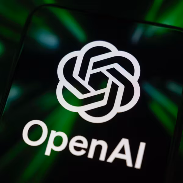 Логотип OpenAI на мобильном телефоне с зеленым отражением
