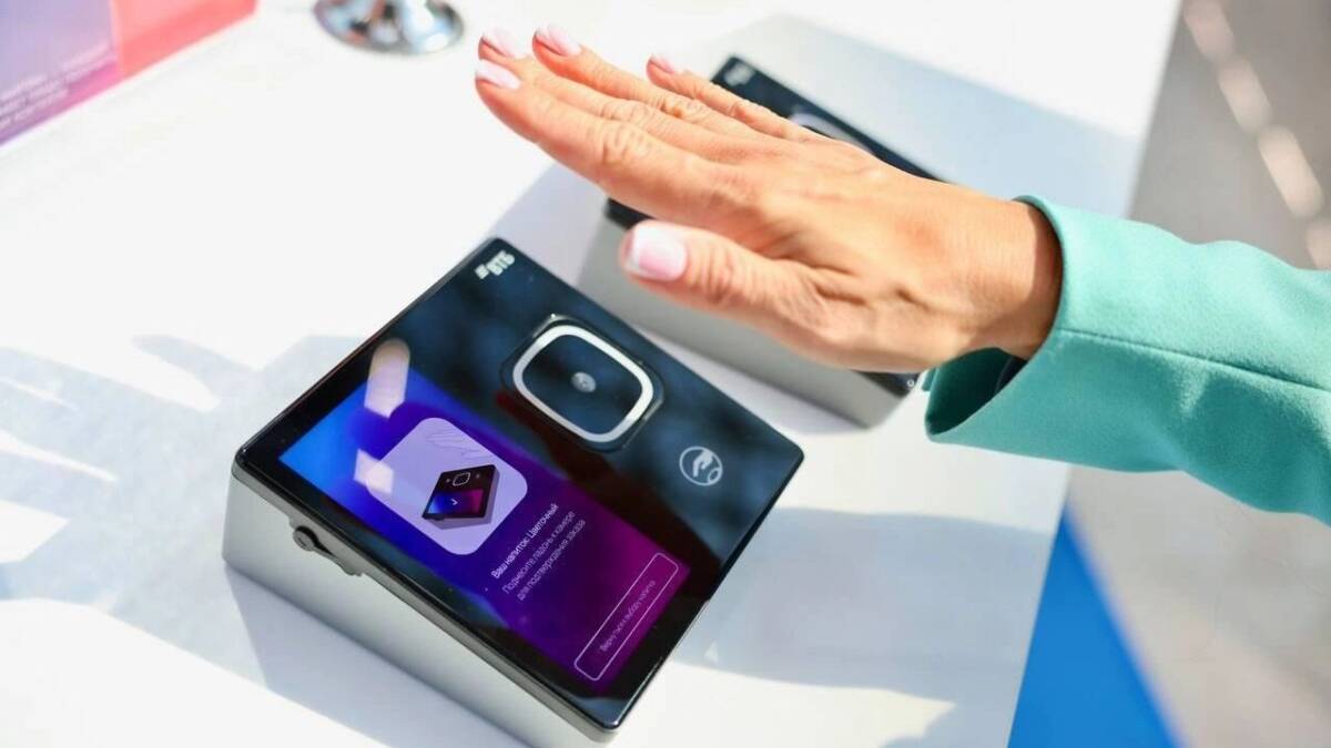 Смартфон с биометрическими платежами в руке Samsung Galaxy Z Flip4