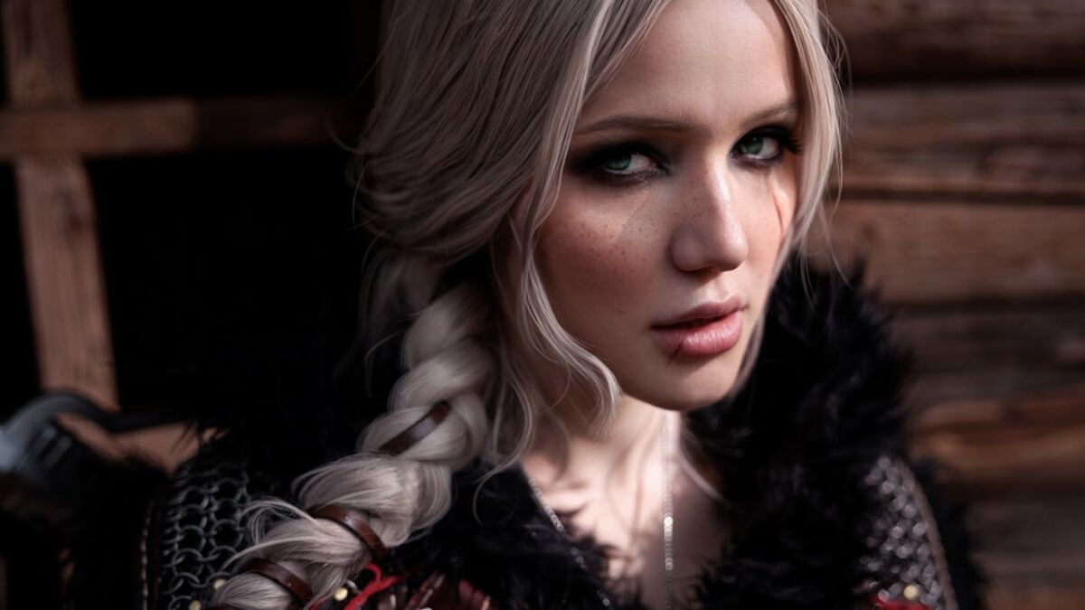 Обнаженная женщина в кроп-топе и кожаной куртке с псевдо-воина Цири из Ведьмака