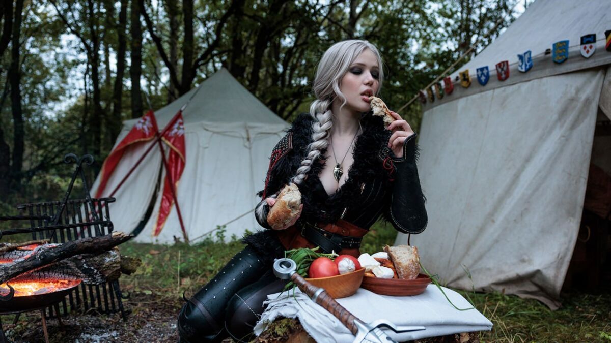 Косплей Цири из Ведьмака 4 Лада Люмос в лесу