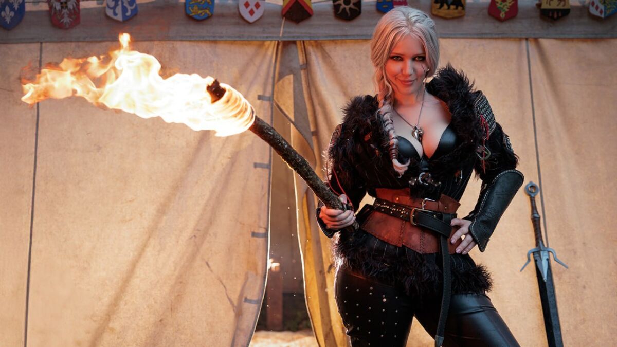 Цири из Ведьмака 4 с факелом и мечом
