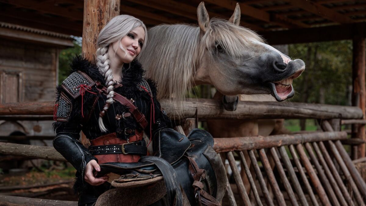 Цири из Ведьмака 4 косплей Лада Люмос на лошади, в кожаном костюме