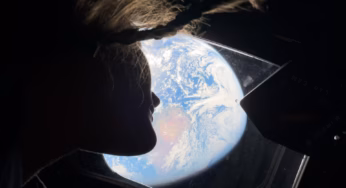 Artemis II показал Землю из окон Orion перед облётом Луны