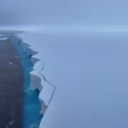 ледовая трещина морская вода айсберг