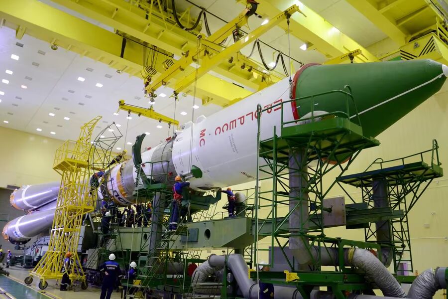 Ракета Союз внутри цеха перед подготовкой к запуску