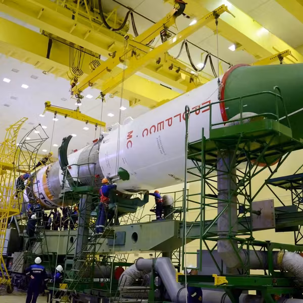 Ракета Союз внутри цеха перед подготовкой к запуску