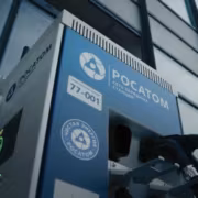 Зарядная станция Росатом для электромобилей у стеклянного здания