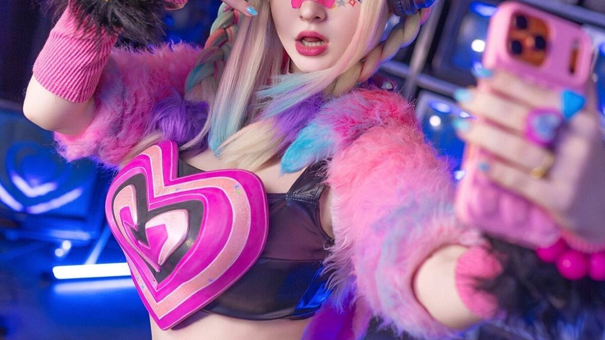 Косплей Магик Marvel Rivals скине New Millennia Might Hologana