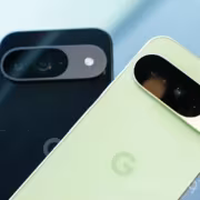 Два смартфона Pixel с камерой и логотипом Google