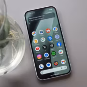 Смартфон Pixel с приложениями и настройками в руке