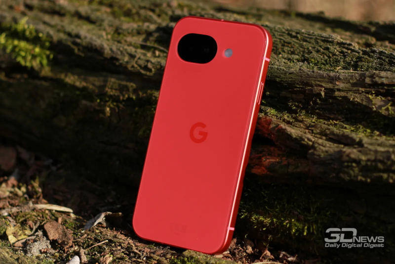 Красный смартфон Google Pixel 7a на земле