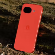 Красный смартфон Google Pixel 7a на земле