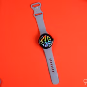 умные часы Pixel Watch на красном фоне