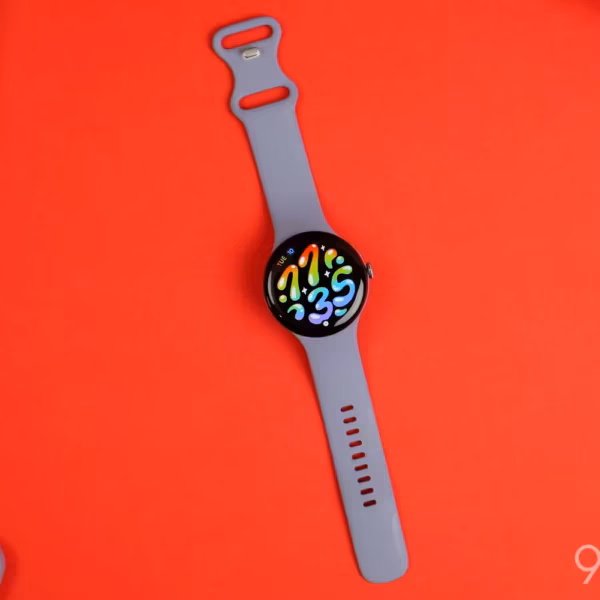 умные часы Pixel Watch на красном фоне