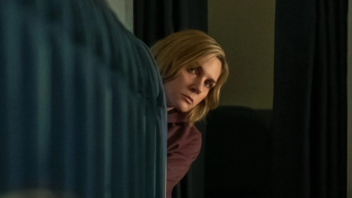 Женщина с светлыми волосами смотрит в сторону