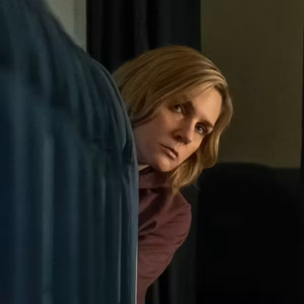 Женщина с светлыми волосами смотрит в сторону