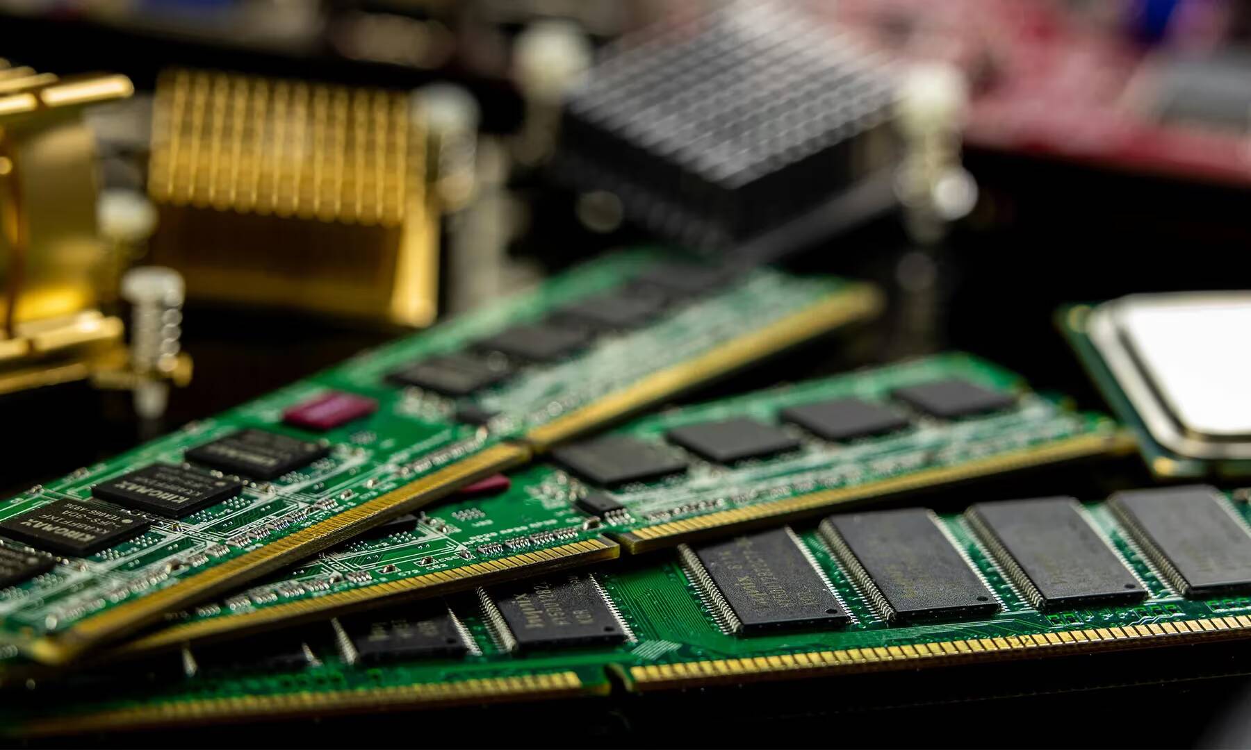 Samsung предупредила о подорожании техники к 2027 году 1 Памяти RAM для компьютеров Samsung на столе