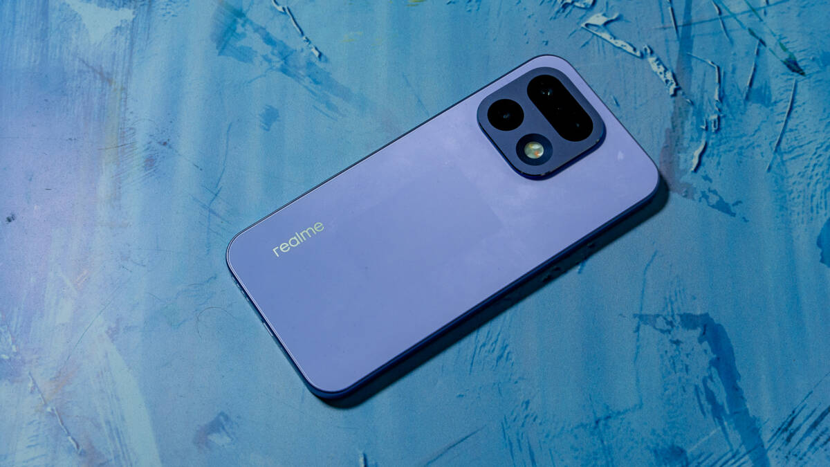 Смартфон realme 16 Pro 5G на голубом фоне
