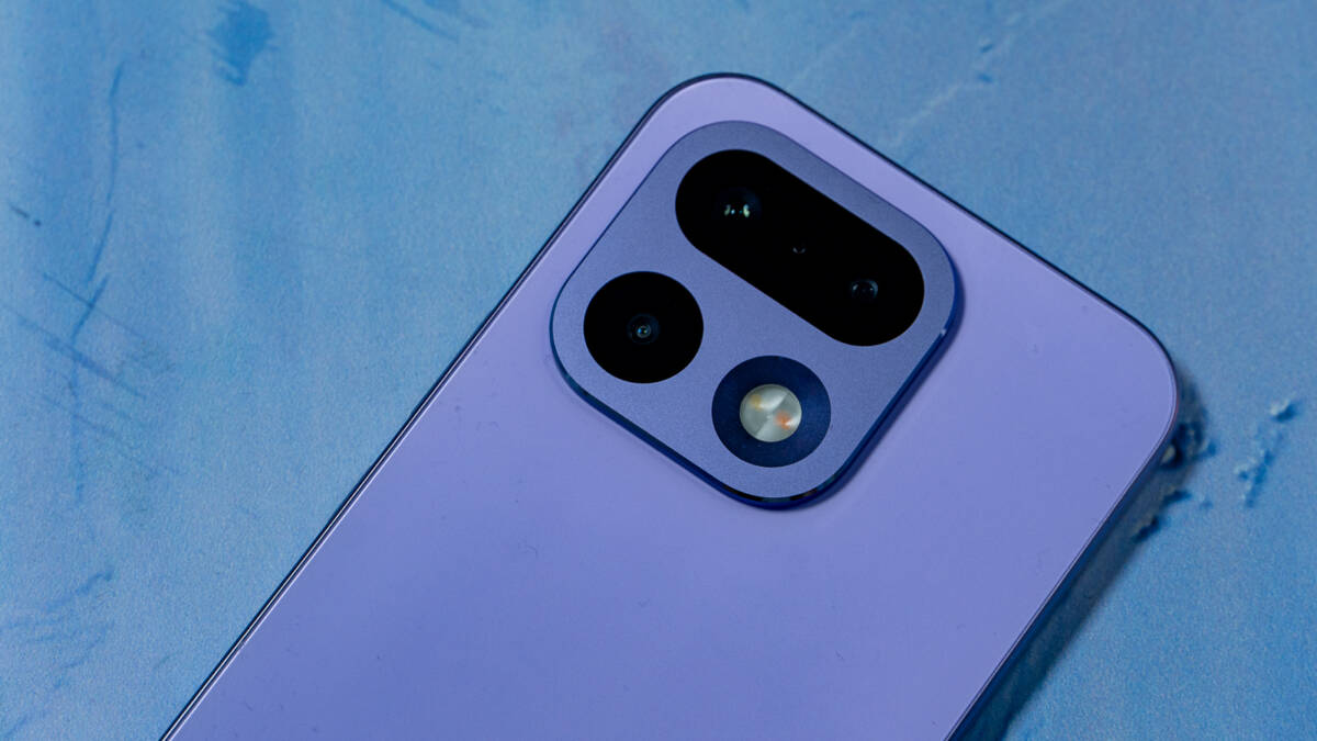 Задняя камера realme 16 Pro 5G на голубом фоне