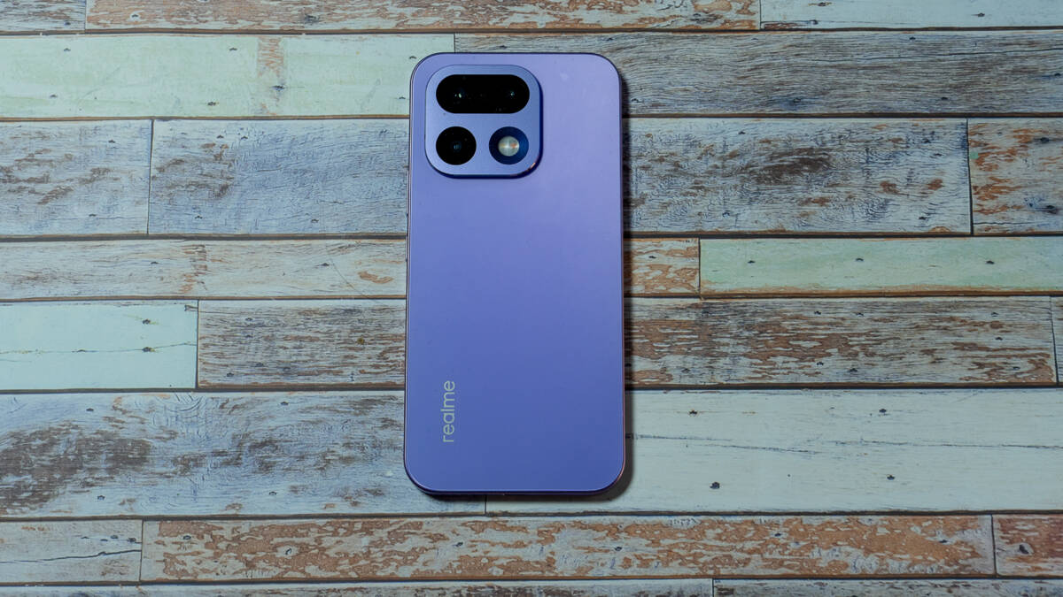 смартфон realme 16 Pro 5G с тёмно-фиолетовым корпусом