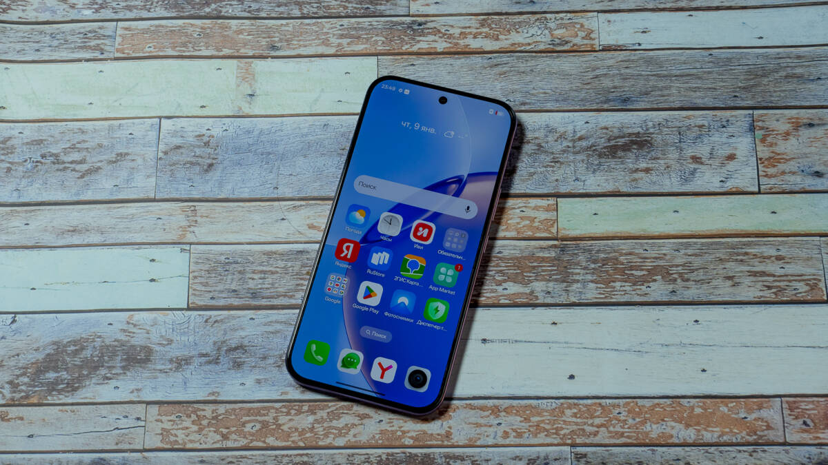 Смартфон realme 16 Pro 5G на деревянном столе