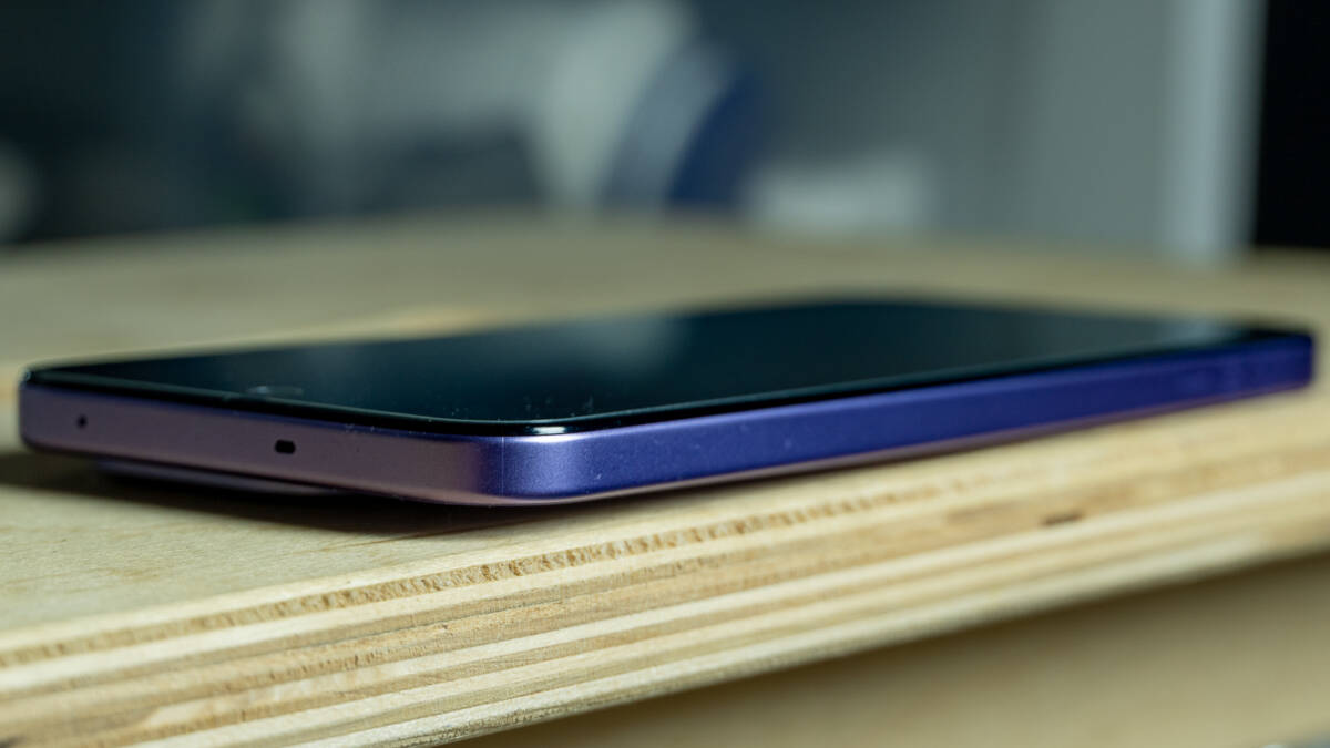 смартфон realme 16 Pro 5G на деревянной поверхности