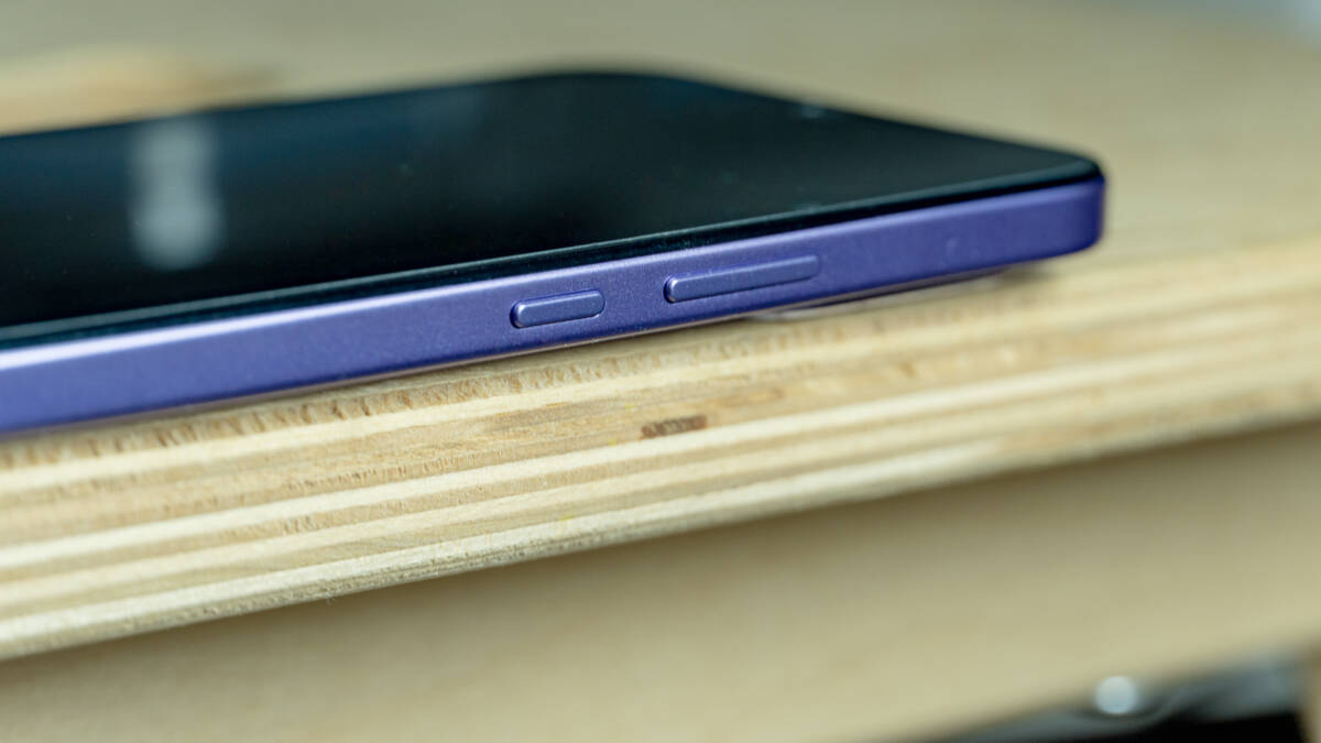 Боковая часть realme 16 Pro 5G с двумя кнопками
