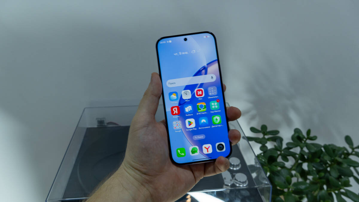 Рука держит смартфон realme 16 Pro 5G компактный