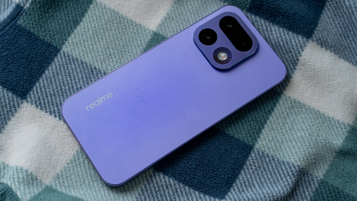 Фиолетовый смартфон realme 16 Pro 5G с тремя камерами