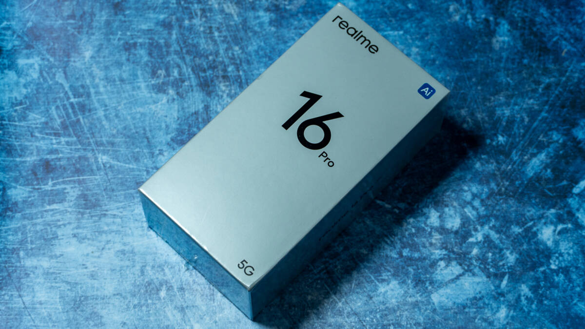 Коробка realme 16 Pro 5G на синем фоне