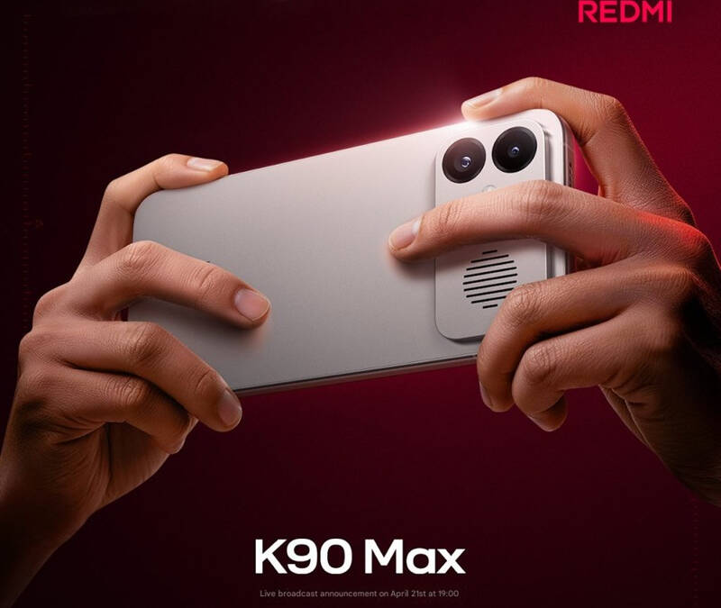 Человек держит смартфон Redmi K90 Max с двумя камерами и динамиком