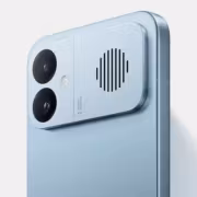 Мобильный телефон с камерами и динамиком на задней панели