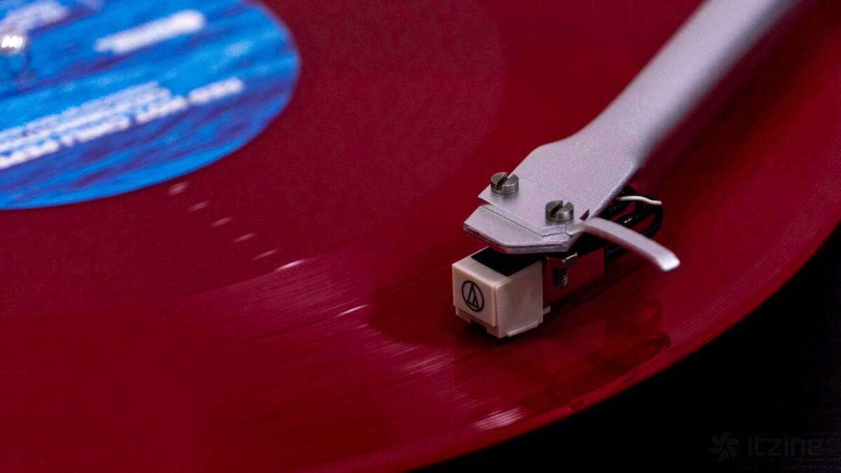 Вертикальный тонarm и картридж Reproductor RP-LPX500SPBK на виниловой пластинке