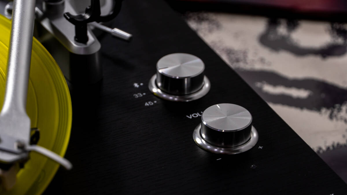 Реостат и ручки громкости на виниловом проигрывателе Reproductor RP-LPX500SPBK