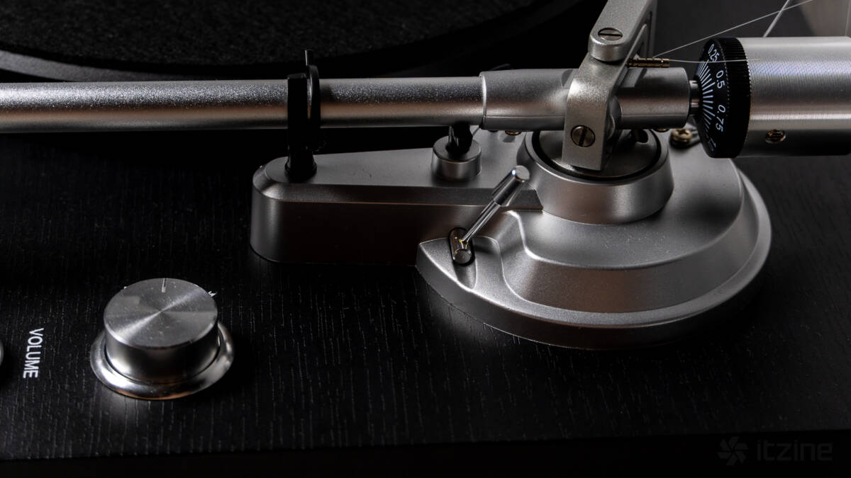 Настольный проигрыватель винила Reproductor RP-LPX500SPBK крупный план металлический механизм