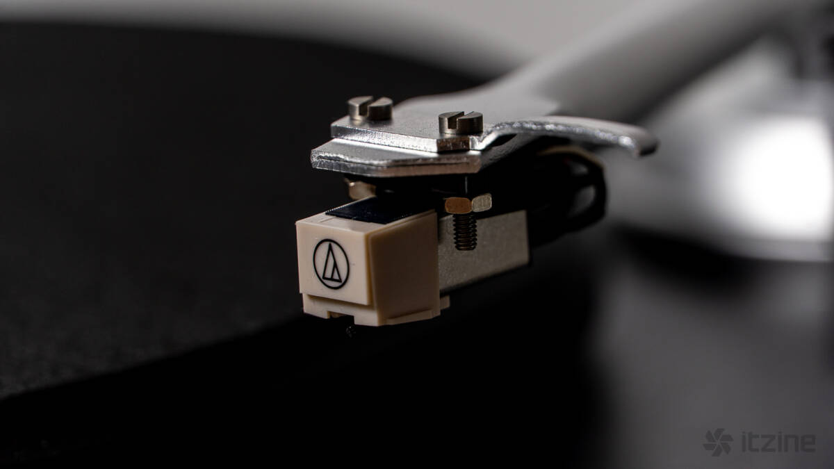 Кнопка с логотипом на проигрывателе Reproductor RP-LPX500SPBK