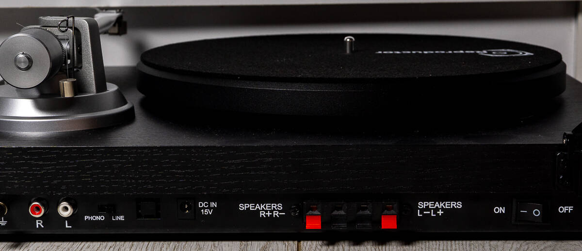 Настольный проигрыватель винила Reproductor RP-LPX500SPBK с тёмным корпусом