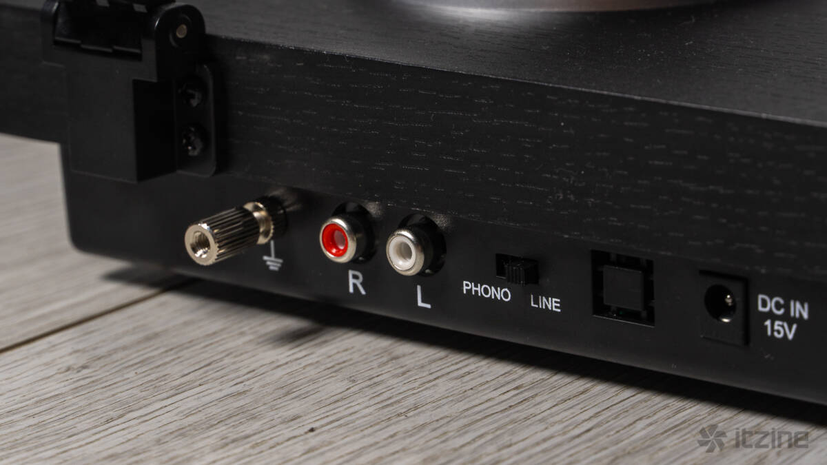 задняя панель винилового проигрывателя Reproductor RP-LPX500SPBK с разъёмами